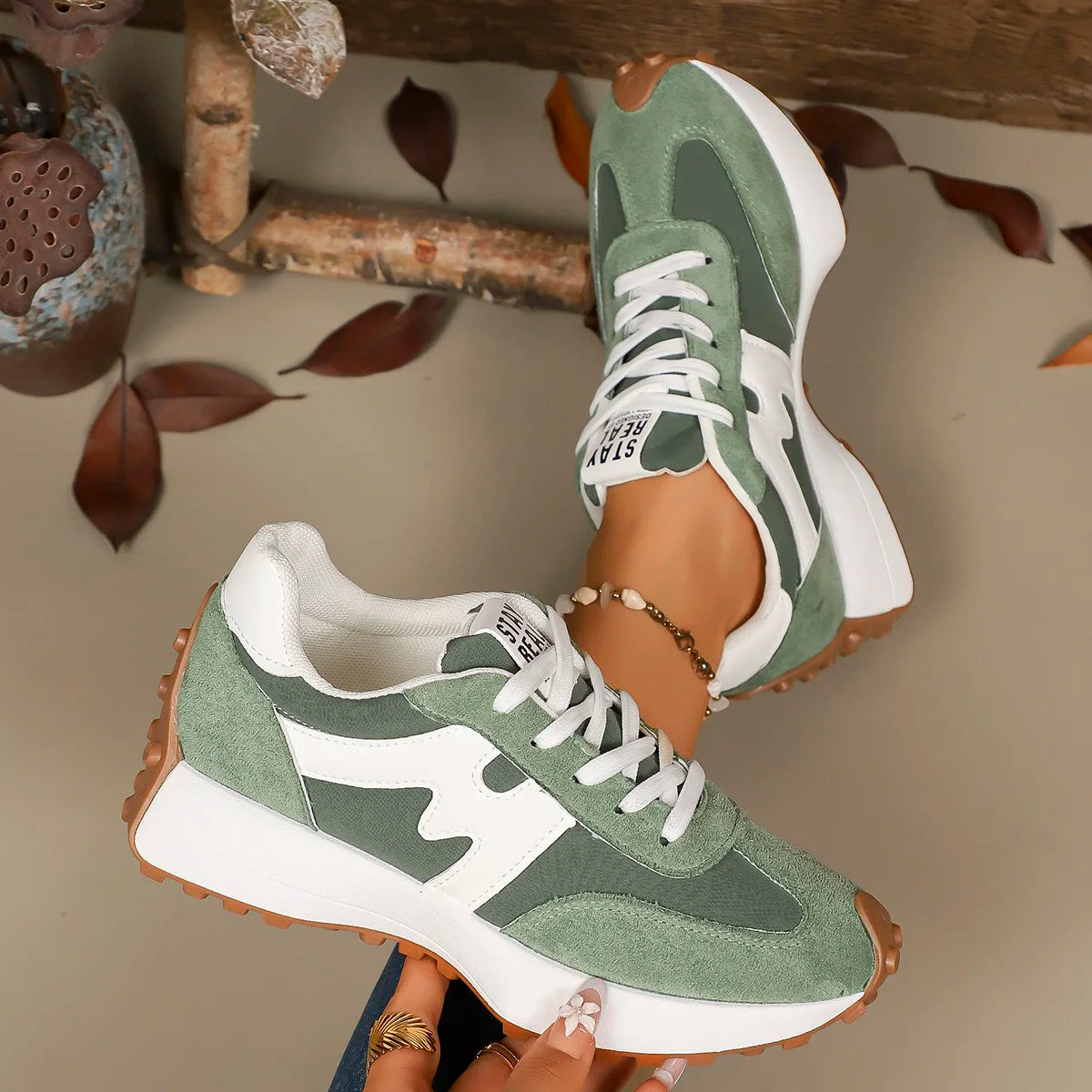 Designer Women Sneakers Thick Bottom Casual Fashionable Sport Shoes Women Lightweight Running Shoes Comfortable Sneakers Women